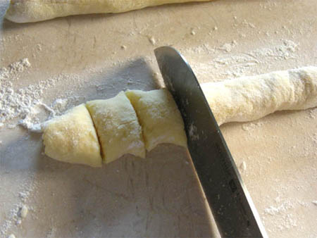 20080605gnocchi_002 Cutting into pieces